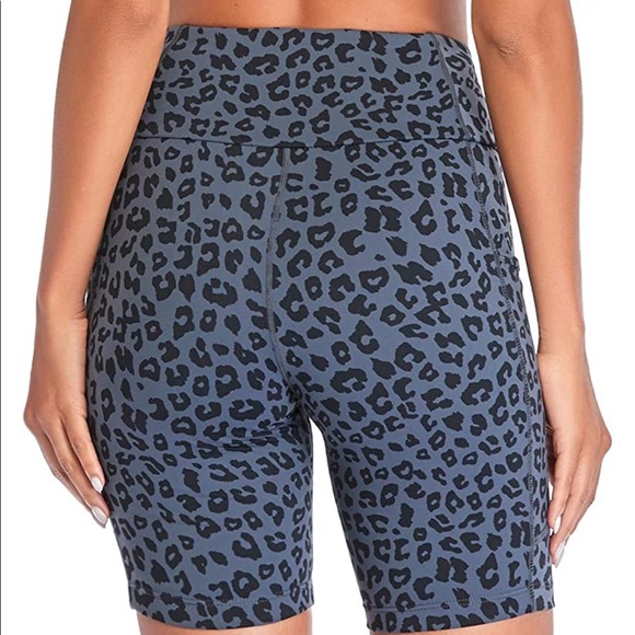 NEW! Yoga Biker Shorts High Waisted Pockets Zone Compression Gray Leopard Medium - Picture 6 of 11